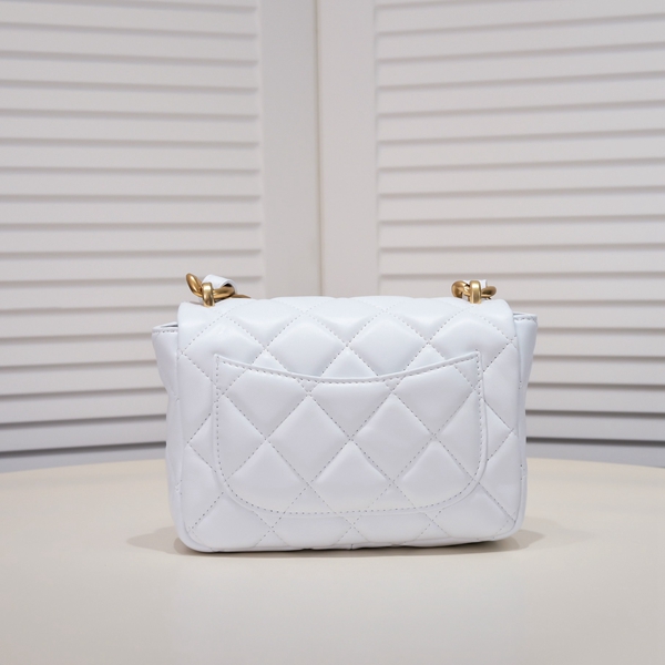 シャネルバッグ背面デザイン